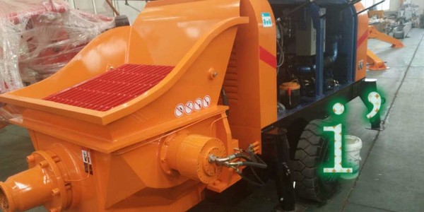 混凝土泵運轉(zhuǎn)時，在料斗內(nèi)添加水和水泥砂漿的目的是什么？